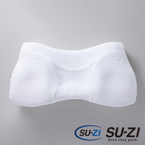 SS 快眠止鼾枕 二代，白色，織物材質，帶有凹凸紋理，中間有弧度設計，兩側較高，枕面印有品牌標誌。