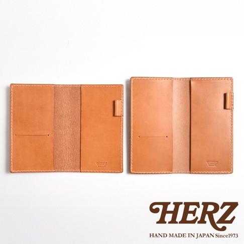 兩款職人手作皮革輕便記事本書套，皆為淺棕色皮革材質，打開狀態展示內部設計，包含卡槽與筆夾。