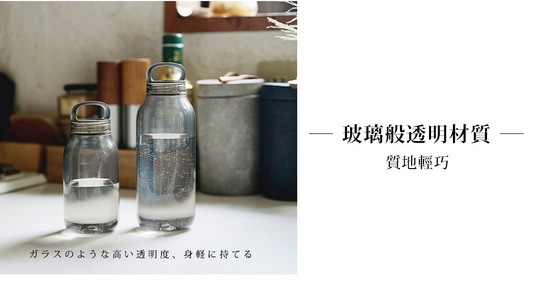 兩只透明玻璃水瓶，其中較大水瓶內裝有大量小氣泡，兩個水瓶均有銀色金屬瓶蓋和提把，瓶身呈現淡灰色調。