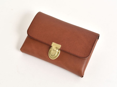 職人手作皮革小卡片收納夾 (KV-1)，深棕色皮革製成，帶有黃銅色金屬鎖扣，設計簡潔。