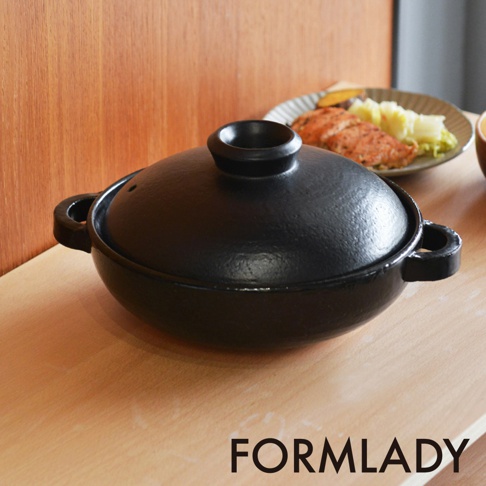 黑色日製萬古燒淺型雙耳土鍋，鍋蓋中央有圓形提把，兩側有方形提耳，表面帶有細緻紋理。