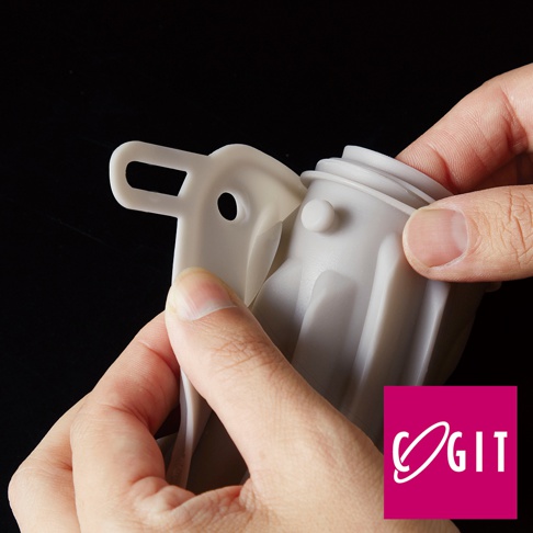 COGIT 品牌的多功能軟式洗衣板，由手部操作展現其靈活性。