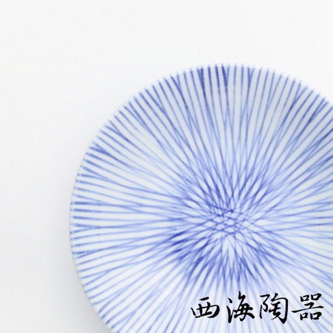 白色陶瓷小豆皿，表面繪有藍色細緻的十草紋，紋路從中心向外輻射。