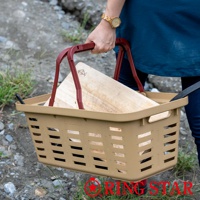 一個由卡其色塑膠製成、帶有紅色提把的長形籃子，籃子側面有長條狀的鏤空設計，籃子內裝有一塊木製砧板。