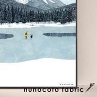 無框帆布藝術海報，描繪一幅冬日雪景，遠方是覆蓋白雪的山脈和茂密的松樹林。近景是一片結冰的湖面，湖面上有一位穿著黃色外套的人和一隻黑白相間的狗正在滑冰。畫面以柔和的藍色、白色和綠色為主調，營造出寧靜的氛圍。