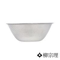 一個直徑 27 公分的不鏽鋼網狀瀝水盆，盆身呈弧形，邊緣有向外翻的加固圈，整體為銀色。