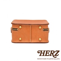 日本HERZ品牌標誌及標語「HAND MADE IN JAPAN Since1973」，搭配一個手工皮革小方包的正面視角
