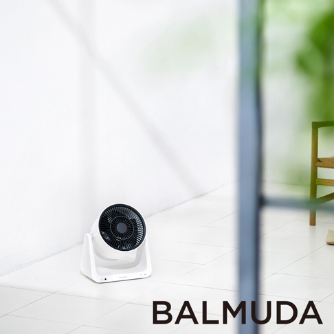 白色底座的 GreenFan C2 循環扇，扇頭為黑色，傾斜放置在白色磁磚地板上。