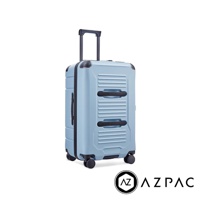 天藍色 AZPAC Trucker 2.0 26吋旅行箱，採用防爆材質，設有煞車輪和可伸縮拉桿，側面及正面有黑色提把與橫向壓紋設計。