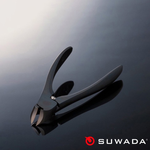 日本職人指甲剪，黑鋼款，L尺寸，整體為深灰色，材質應為不鏽鋼，造型簡潔，刀刃鋒利。