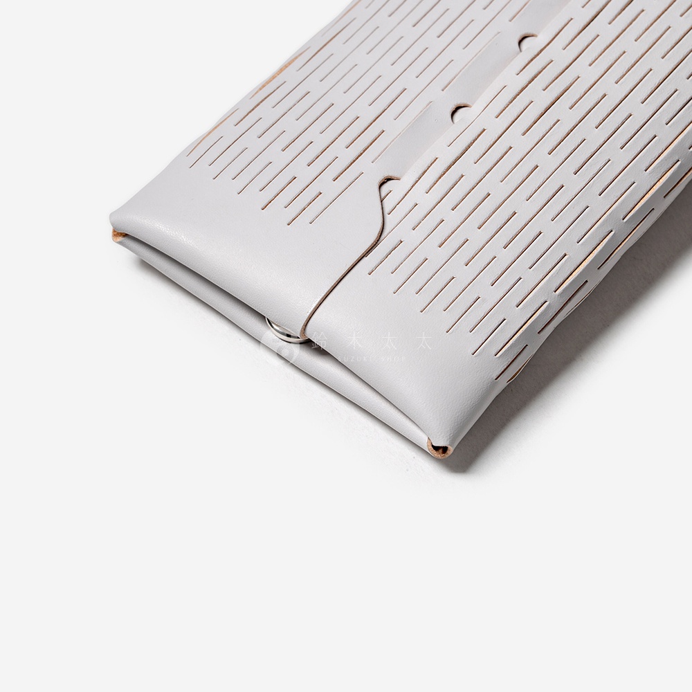 FABRIK 皮革隨形貼合伸縮小包，淡灰色，細緻的條紋鏤空設計，簡約精緻。