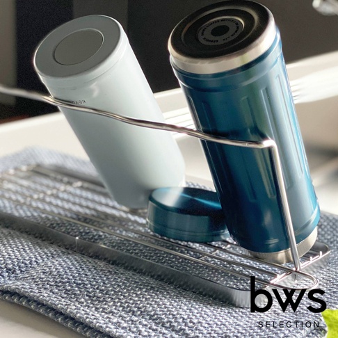 不鏽鋼折疊杯壺瀝水架，架上放置一個淺藍色和一個深藍色的不鏽鋼保溫杯，以及一個藍色的杯蓋。