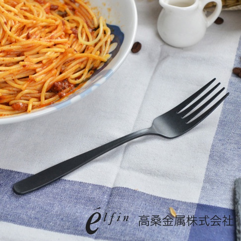 日製熔岩黑石餐叉，四齒設計，黑色霧面金屬材質，簡約現代。