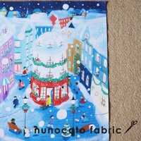 描繪聖誕節的雪景街頭，有著色彩鮮豔的房屋、人們在雪中行走，中央是一家紅色的書店，掛滿聖誕裝飾。