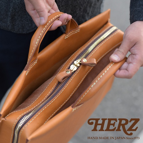 HERZ 職人手作皮革商務公事包，近拍拉鍊與手把細節