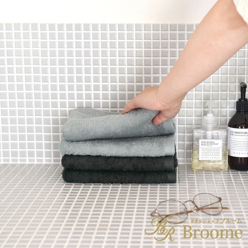 Jupe 今治40支輕薄純棉居家毛巾，堆疊展示，顏色從上往下為淺灰色、中灰色及黑色，材質觸感柔軟。