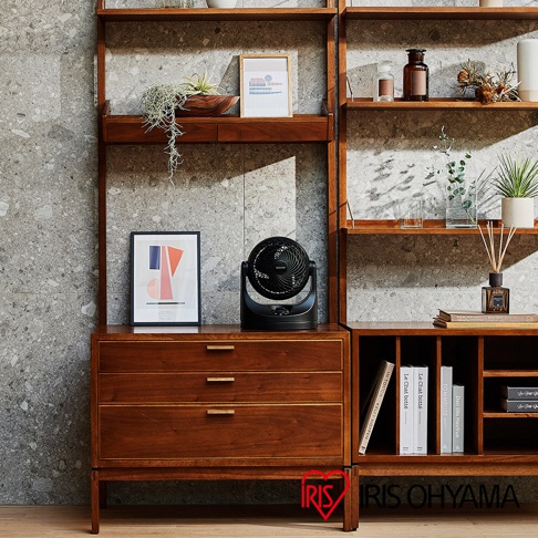 PCF-MKM15 空氣循環扇，黑色，帶有可調節的風扇頭，置於木製櫃上。