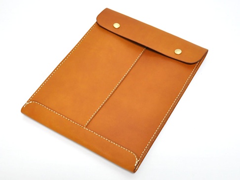 棕色皮革信封式雙釦手拿袋，有明顯的縫線裝飾，質感厚實。