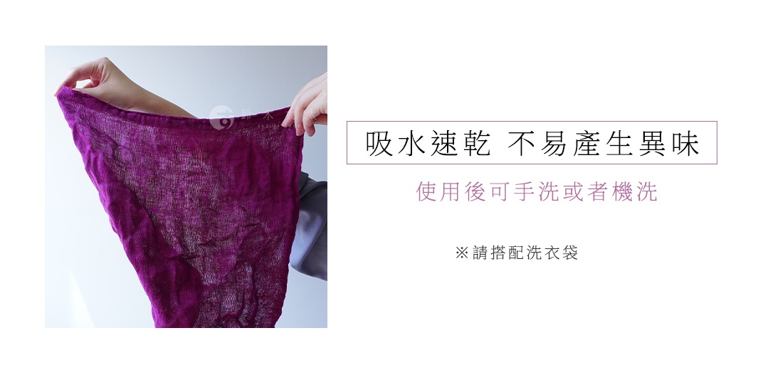 紫紅色三層蚊帳棉織迷你手拭巾，質地輕薄，尺寸約37x37公分，由雙手展示。