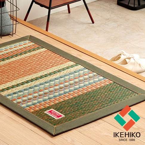 RALPH 藺草和風居家地墊 M，採用天然藺草編織，呈現條紋與菱格紋交織的圖案，色彩包含橘色、藍色、綠色與米色，搭配深綠色滾邊，散發日式簡約風格。