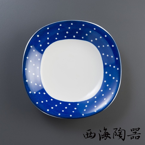 藍色波佐見燒陶瓷盤，盤緣有規則的白色圓點紋飾，中央為白色。