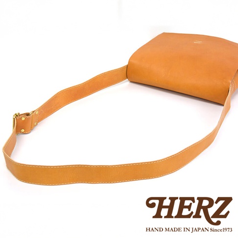 日本 HERZ 職人手作皮革軟皮橫式斜背包，展示了包包的細節與品牌標誌