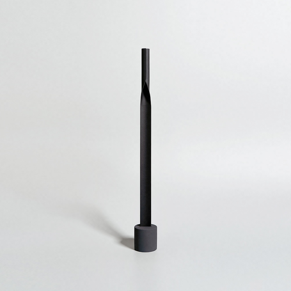 黑色金屬鞋拔，長條形設計，頂端有斜切開口，底部為圓柱形底座。