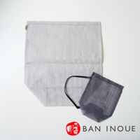 兩件式蚊帳布透氣蔬果收納袋，一件為淺灰色，另一件為深灰色網狀材質，皆有黑色束繩。