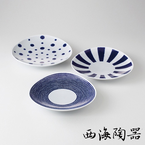 三件式波佐見燒主食盤，皆為白色陶瓷，印有深藍色圖案：一件為散佈式圓點，一件為放射狀條紋，一件為同心圓紋路。