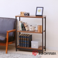 鐵木層架-三層寬型 SWR-6280，以木紋桌面與深色金屬框架構成，三層置物空間，擺放了書籍、相框、復古相機、收納籃與金屬罐，整體風格簡約。