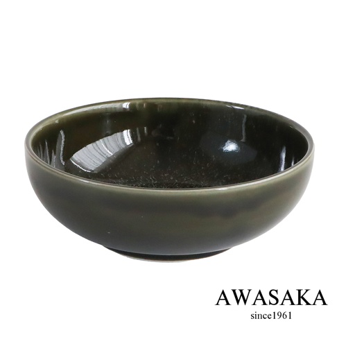 這是一個由 AWASAKA 粟坂品牌推出的 Terre Glaze 系列多用途寬口湯碗，碗身呈現深邃的墨綠色澤，表面覆蓋著帶有手感溫潤質地的釉面，碗口呈圓形，整體造型簡約優雅，適合搭配各式湯品或料理使用。