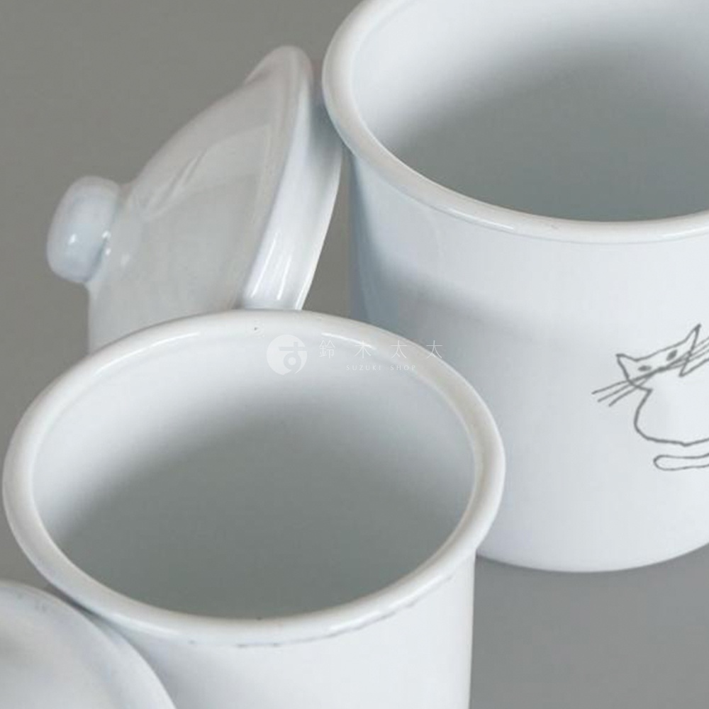 白色琺瑯儲物罐，其中一個罐子上有貓咪圖案，另一個罐子蓋子打開，露出內部。