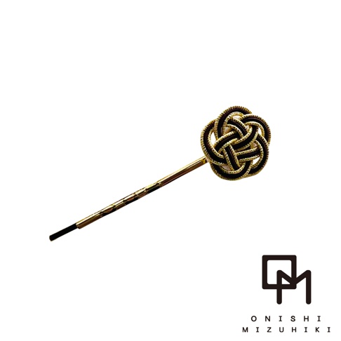 金絲編織的圓形水引花結，搭配金色髮夾，髮夾上帶有細緻的紋理，整體風格典雅。