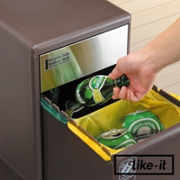 棕色三層分類垃圾桶，配有不銹鋼飾板，可見一只手正將綠色玻璃瓶投入上方隔層。下方隔層可見兩個綠色啤酒罐，內有黃色垃圾袋。