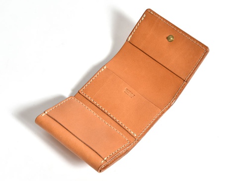 職人手作皮革三折式迷你短夾 (WS-2)，棕褐色皮革，內有卡槽與零錢袋，以白色縫線車縫，設有金色按扣。