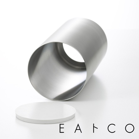 日製金屬筷桶，銀色，圓柱形，帶有一個圓形白色底座。