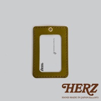 職人手作皮革直式證件識別夾，橄欖綠色，附有金屬掛孔，皮革縫線精緻，內部印有品牌標誌和標語。