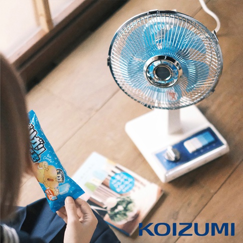 復古電風扇，10吋，銀色金屬網罩，白色底座，藍色扇葉，帶有藍色操作面板。