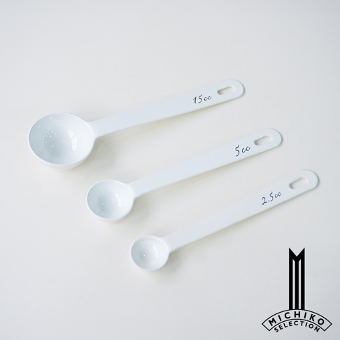 琺瑯調理計量匙3容量組，包含15cc、5cc、2.5cc三種尺寸，上面標示容量數字。