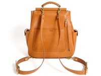 職人手作皮革屋瓦風經典雙扣後背包，採淺棕色牛皮製作，具有雙扣設計、側邊口袋、拉鍊外袋，以及可拆卸的肩背帶。