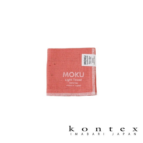 MOKU超速乾輕薄吸水小方巾，淺珊瑚橘色，織有「MOKU」及「Light Towel」字樣，材質為100%純棉，尺寸為28x28公分，日本製造。