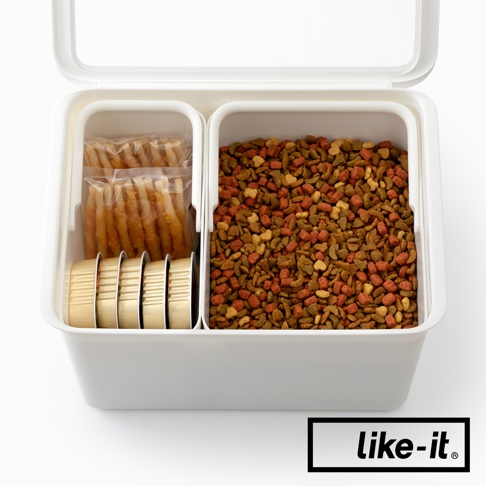 like-it 居家萬用分隔收納盒，內有寵物飼料、零食及罐頭。