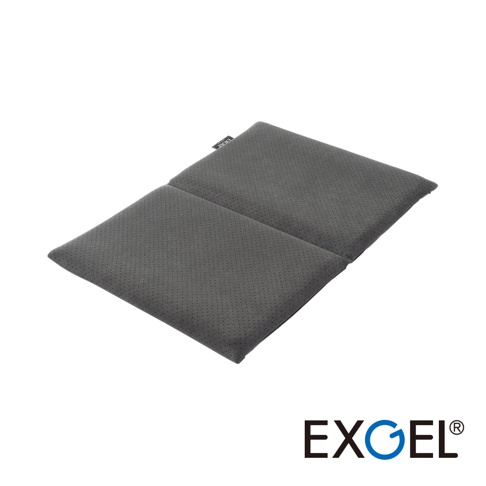 這是一款日本EXGEL汽車用麂皮折疊坐墊，採用深灰色質感面料，表面具有細緻的透氣孔設計，呈現兩片式折疊造型，右上方飾有EXGEL品牌標籤，右下方配有品牌名稱標誌。