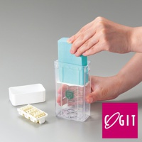 透明塑膠製的長方形洗衣皂盒，內含彈簧和藍綠色洗衣皂，旁邊擺放一個白色獨立盒和一個小型白色刷頭。