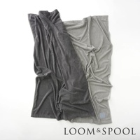 兩件GRAU立體直紋純棉單人毯，分別為深灰色與淺灰色，材質為微厚純棉，呈現柔軟垂墜感。