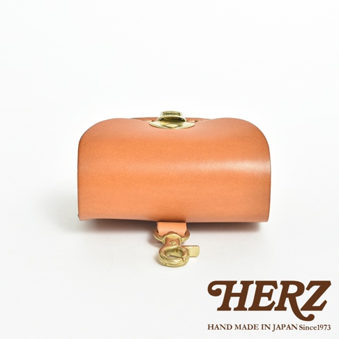 職人手作皮革耳機收納包 KF-4，採用原色皮革製成，設有金色金屬旋轉釦及掛鉤，整體設計簡約實用。