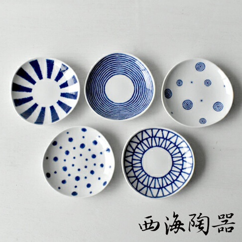 五件式陶瓷醬料碟，皆為白色底搭配藍色紋飾，包括放射狀藍線、螺旋藍線、藍色圓點以及藍色圓形同心圓紋路。