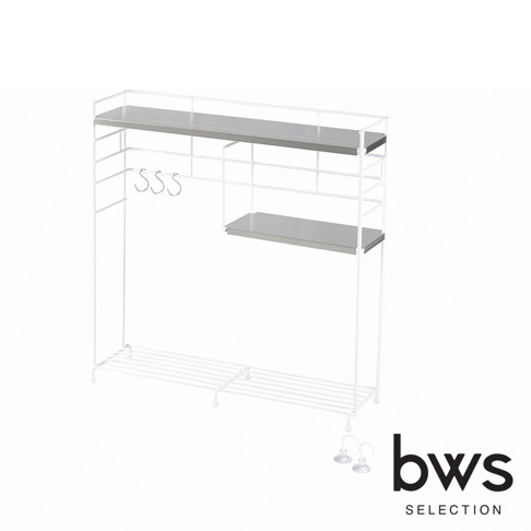 bws SELECTION 不鏽鋼三層收納架，附三個 S 型掛勾，白色框架搭配灰色層板，底部為鐵絲網架，附有兩個吸盤式掛鉤。