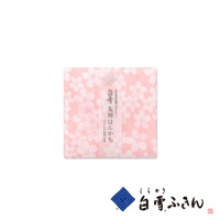 粉色友禪染畫布風方巾，布面上印有細緻的白色櫻花圖案，材質觸感應為棉質，邊緣平整，整體風格雅緻。