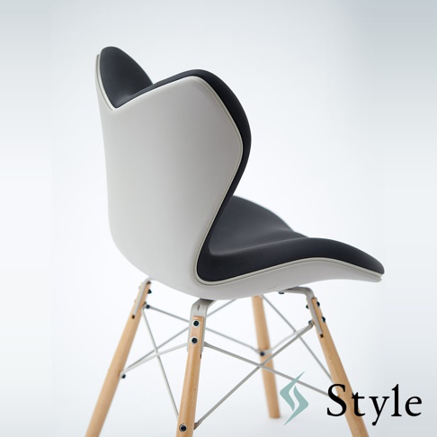 Chair PM 健康護脊座椅雲感款，採用灰白色塑膠外殼搭配黑色布藝坐墊，椅腳為木質與金屬交叉結構，整體呈現簡約現代風格。